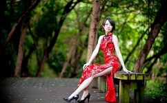 半夜男朋友把我的腿打开了